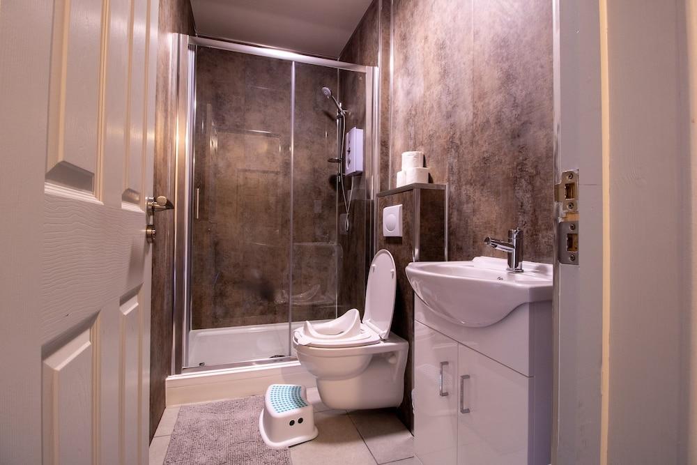 Impeccable 1-bed Apartment in Sunderland - Bathroom