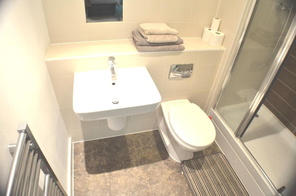 360 Serviced Accommodations - Brentwood 2 Bedroom Executive Apartment With Secure Parking - Bathroom