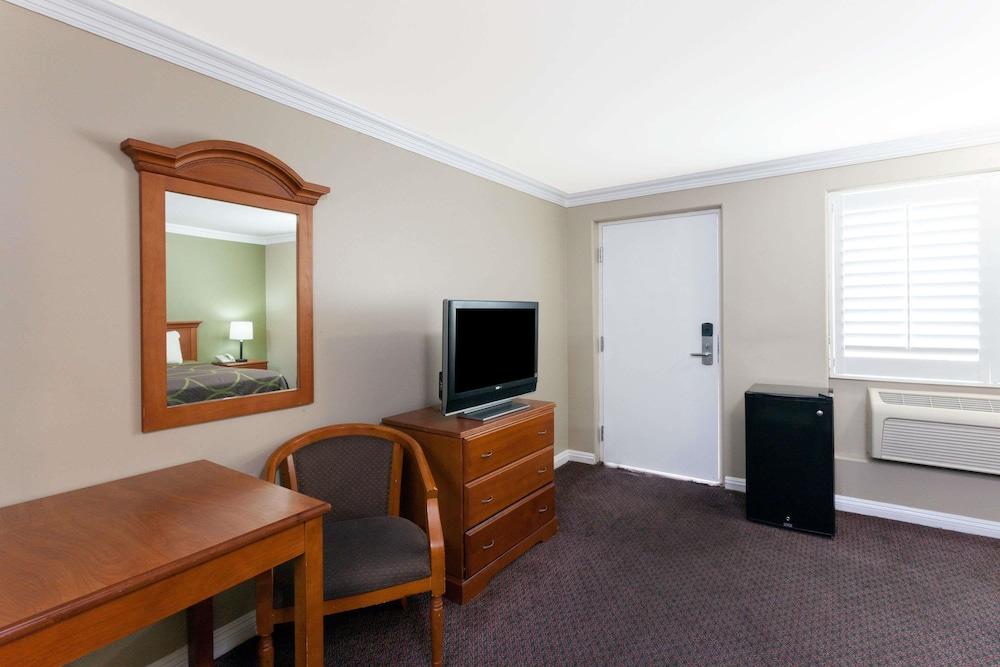 Super 8 by Wyndham Torrance LAX Airport Area - Room