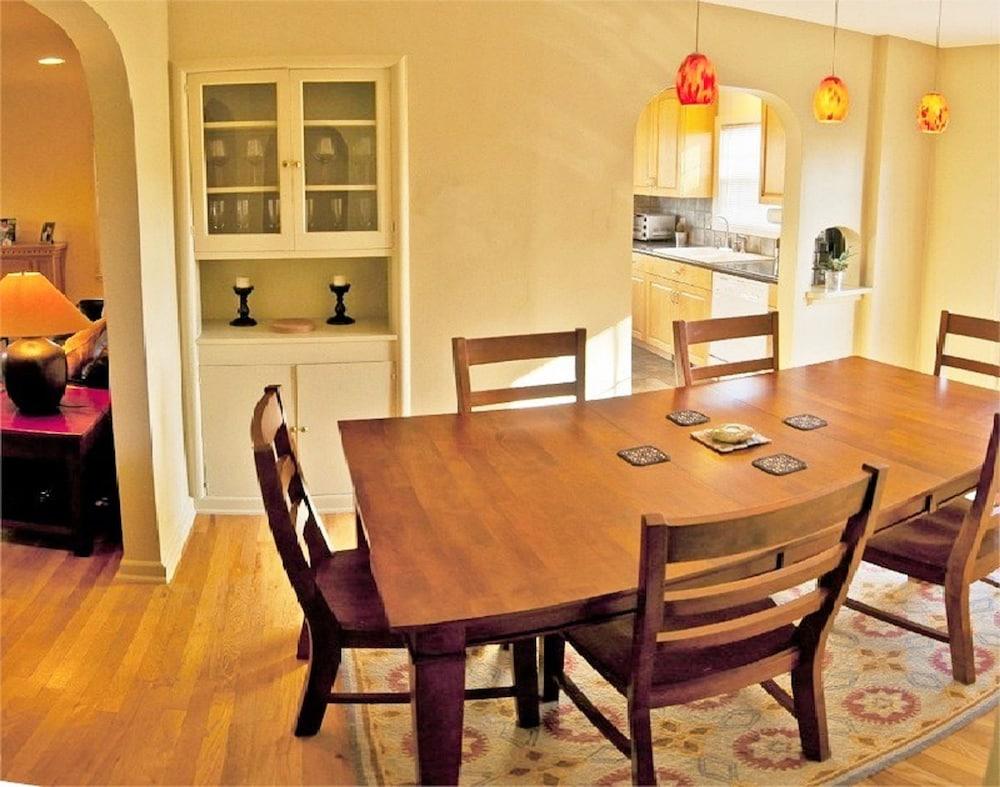 3-Bedroom Cottage Near Sugarhouse Park - In-Room Dining