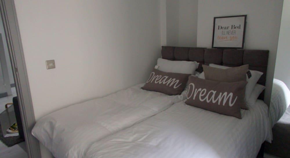 Icon Mews Southend Apartments - Room