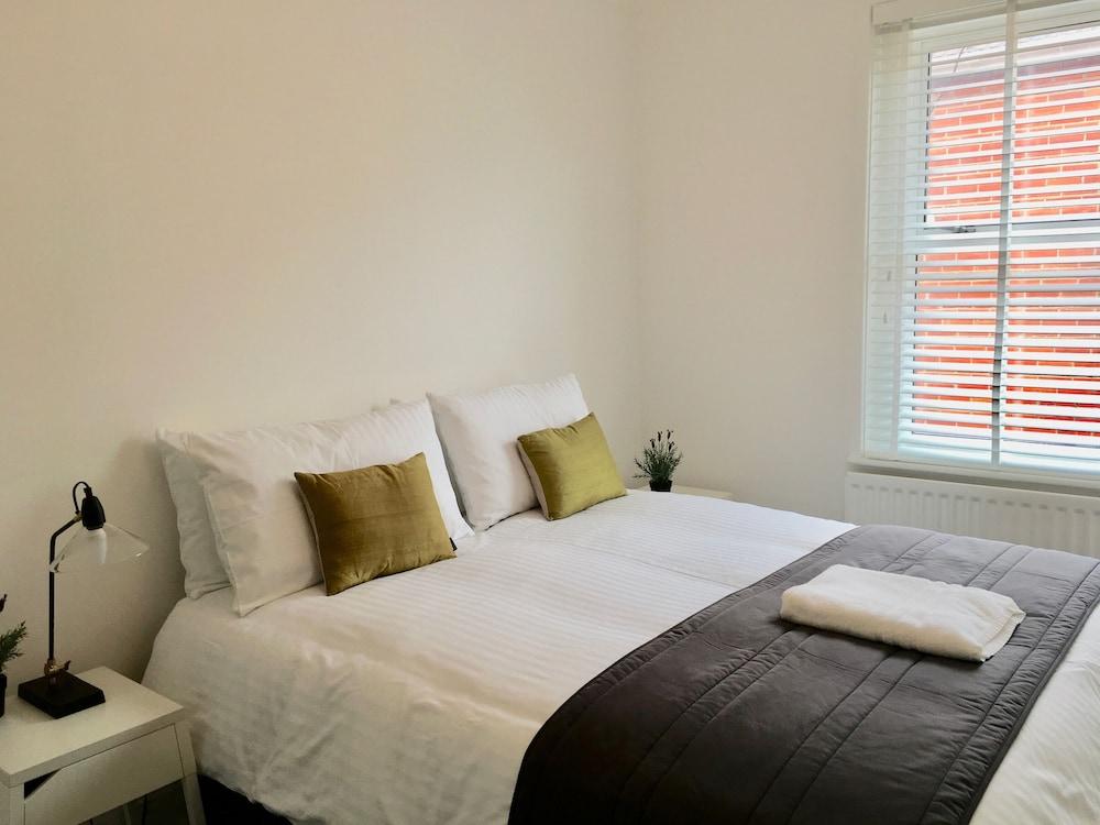 Netley Village Apartment - Room
