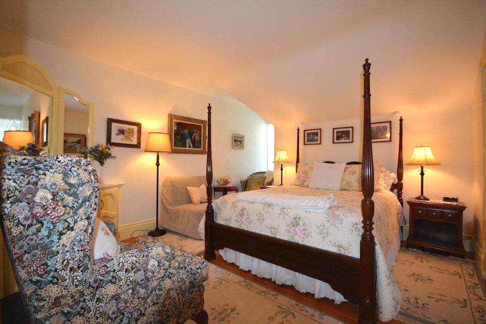1842 Bed & Breakfast - Featured Image