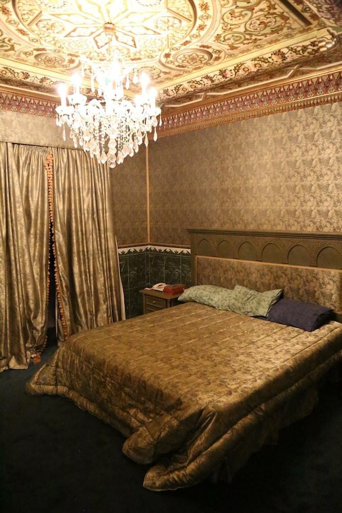 Acacia Hotel & Suites - Room