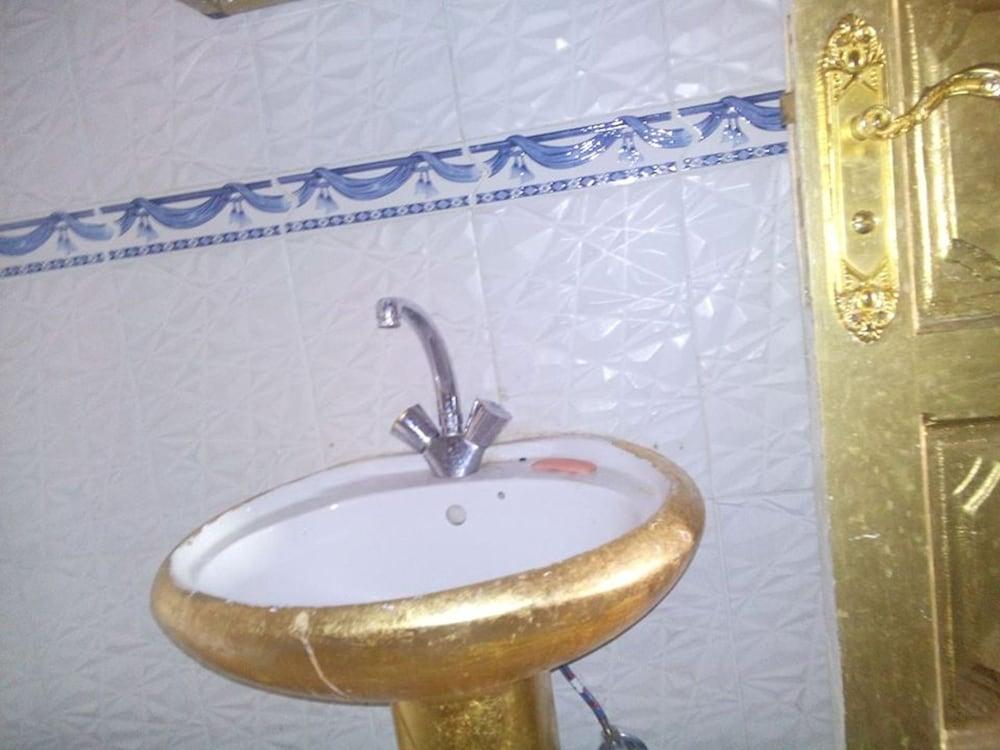 Golden Pharaoh - Bathroom