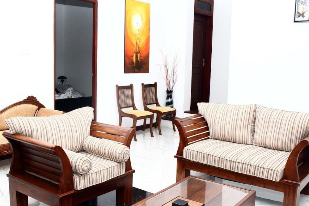Serendib Villa 7 Colombo - Lobby Sitting Area