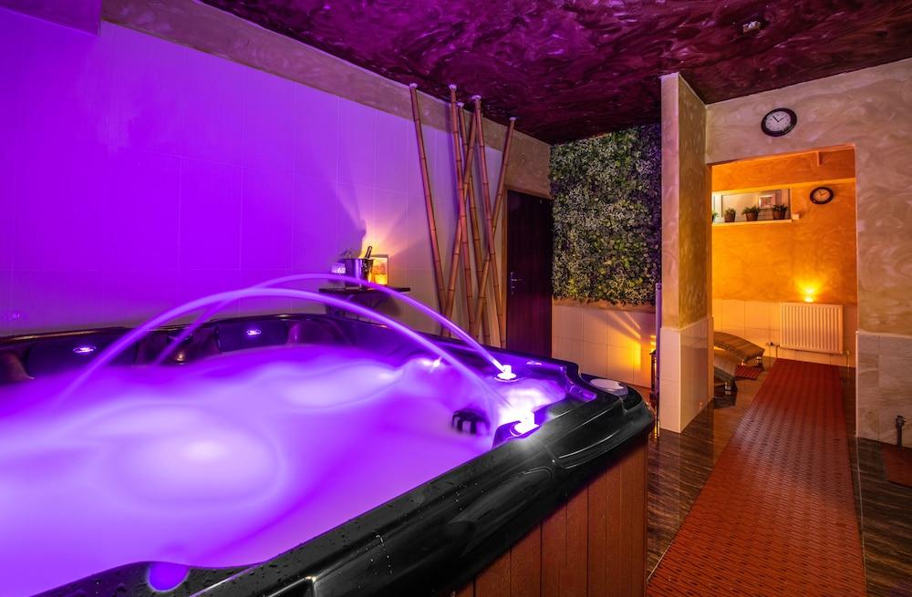 Premium Business Hotel Bratislava - Indoor Spa Tub
