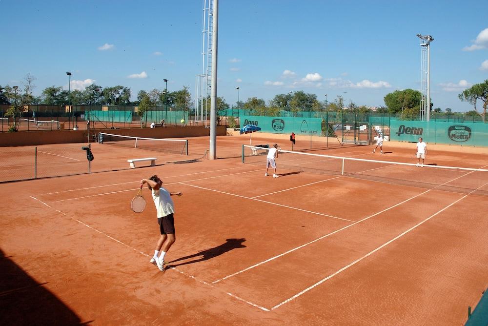 ريال فيليدج روما - Tennis Court