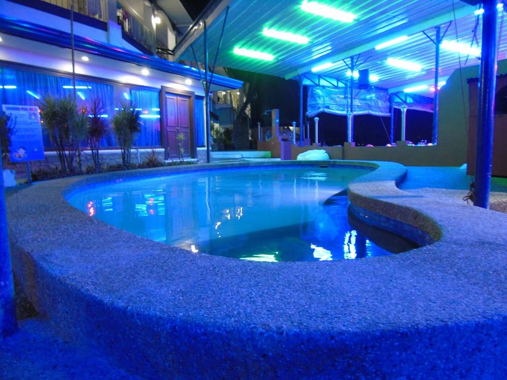 Blue Rock Beach Resort - Outdoor Pool