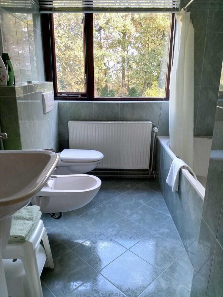 بد آند بريكفاست فاميلي فان فليت - Bathroom