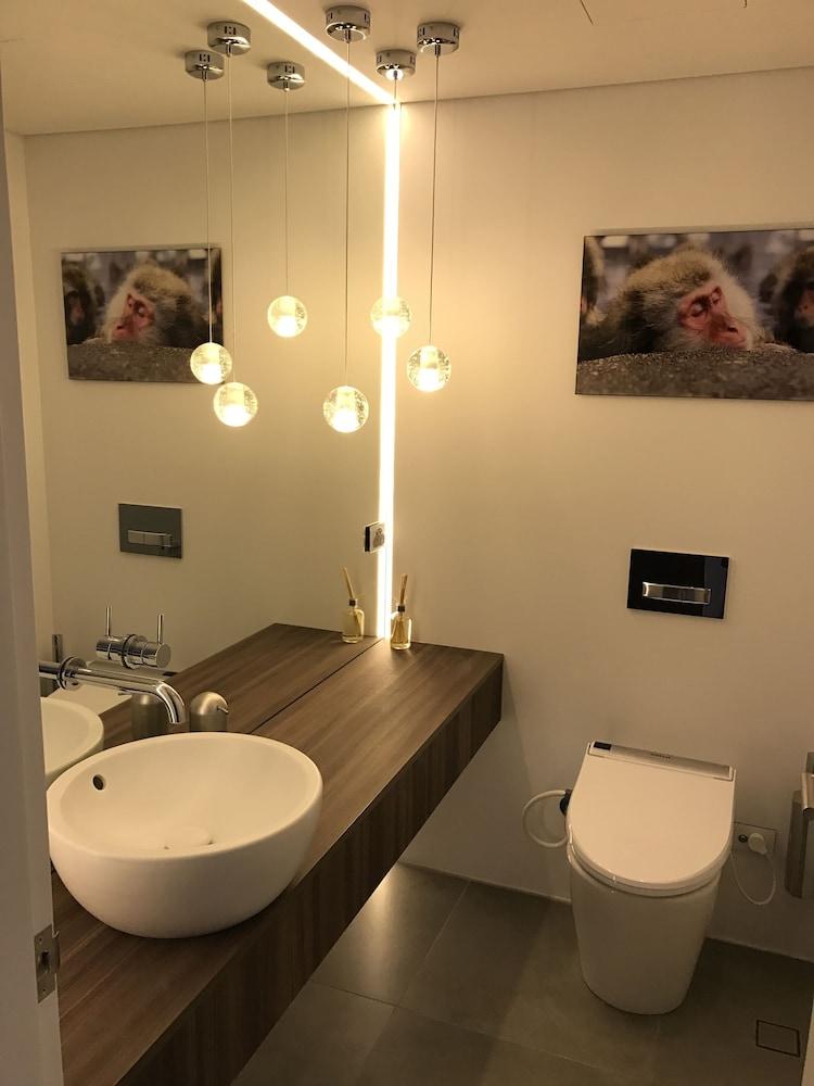 Darling Harbour Views - Bathroom