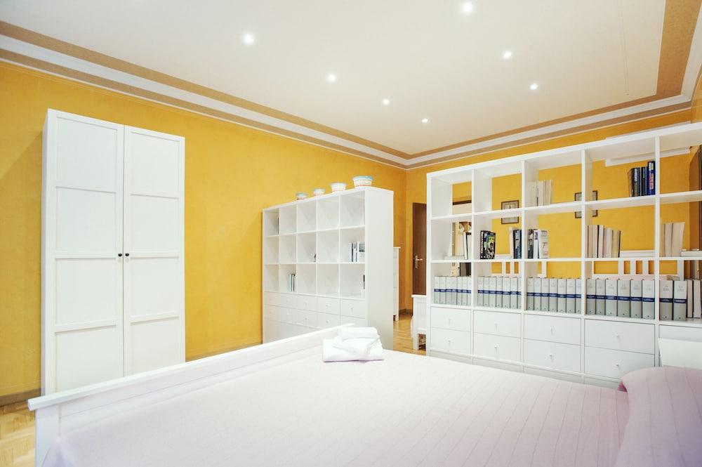 Bufalo - WR Apartments - Room