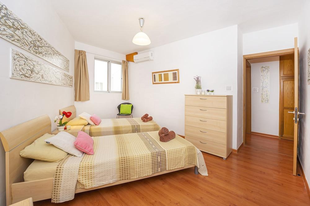 Spinola Bay Apartment by Getaways Malta - Room