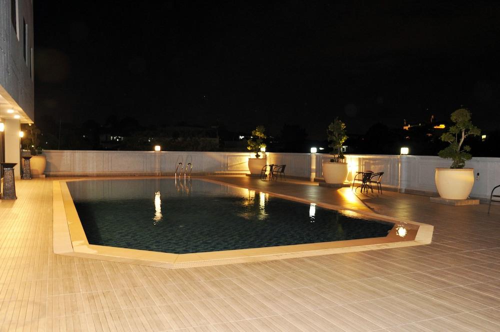 Beverly Hotel Batam - Outdoor Pool