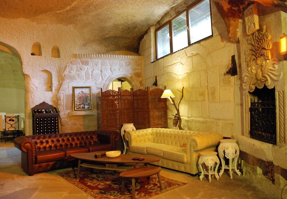 The Village Cave Hotel - Lobby Sitting Area