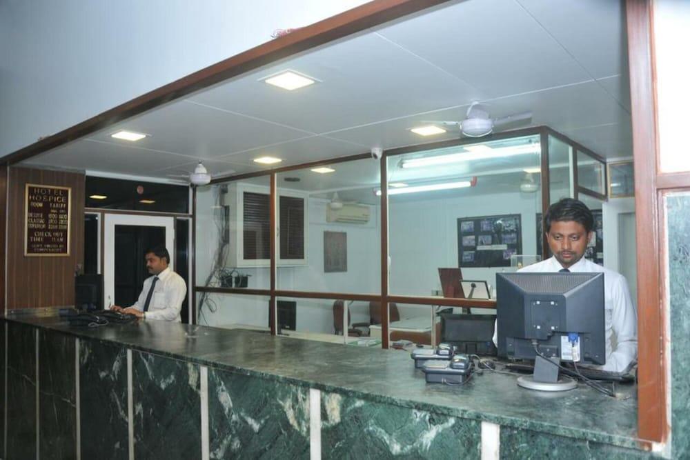 Anroute Stays- Railway station Area - Reception