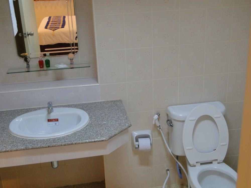 Dwell Apartment Hotel - Bathroom