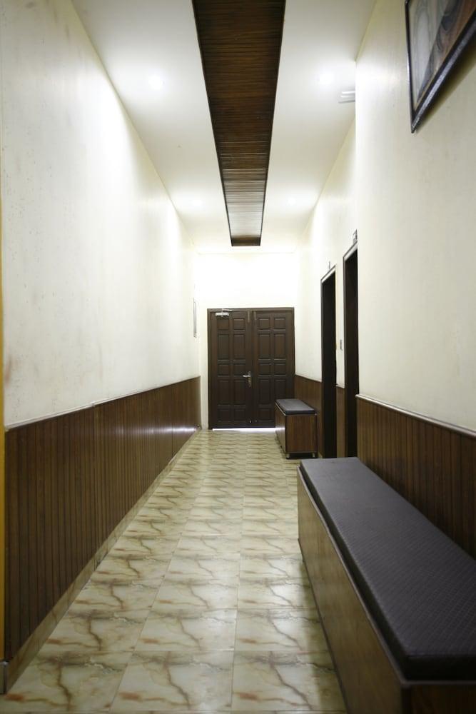 Hotel 12J - Interior Entrance