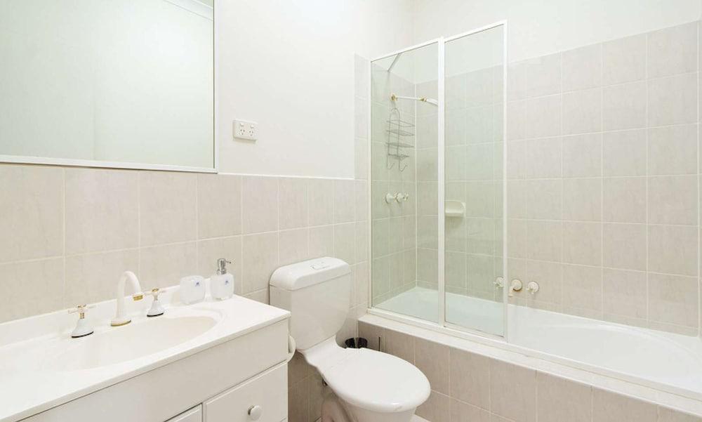 Smart Caulfield Townhouse - Bathroom