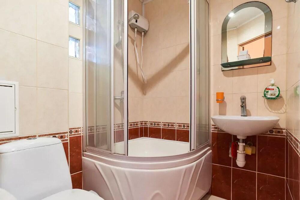 Home-Hotel Raisy Osipkinoy 7A - Bathroom
