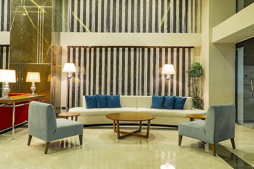 Angel's Park Hotel - Lobby Sitting Area