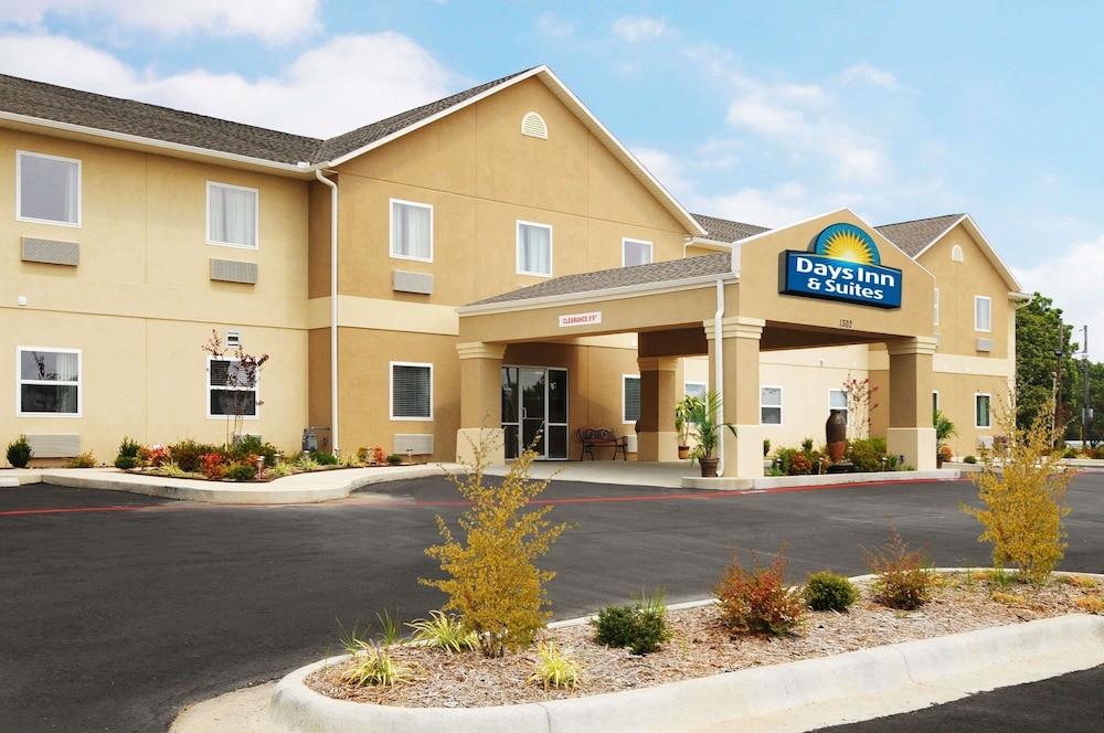 Days Inn & Suites by Wyndham Cabot - Featured Image