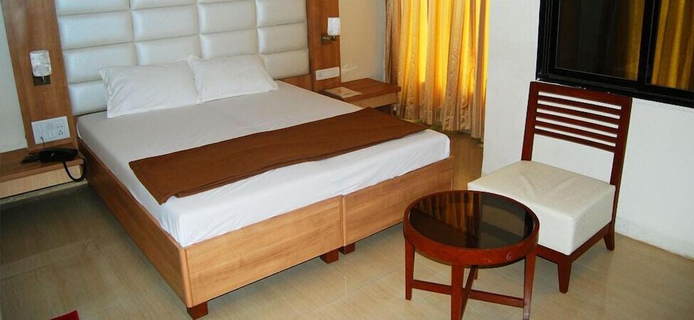 Hotel Aishwarya Residency - Room