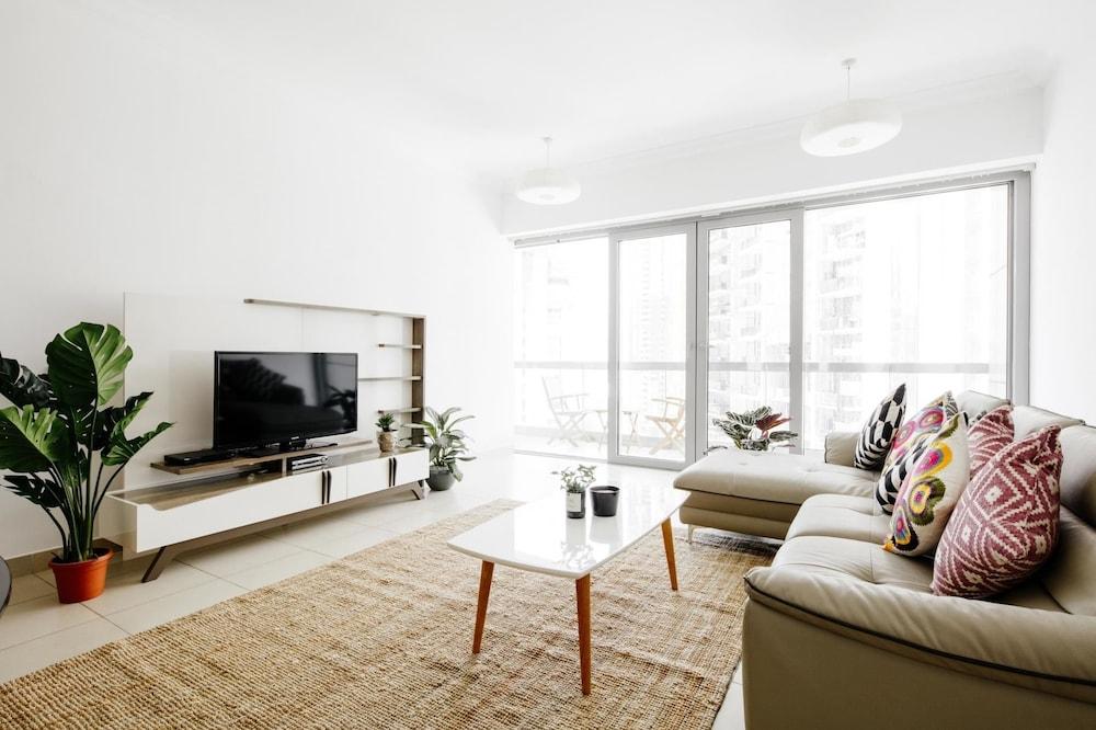 Fantastay Downtown Blvd 8 - Living Area