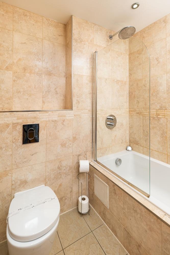 Westbeach Holiday Apartments - Bathroom