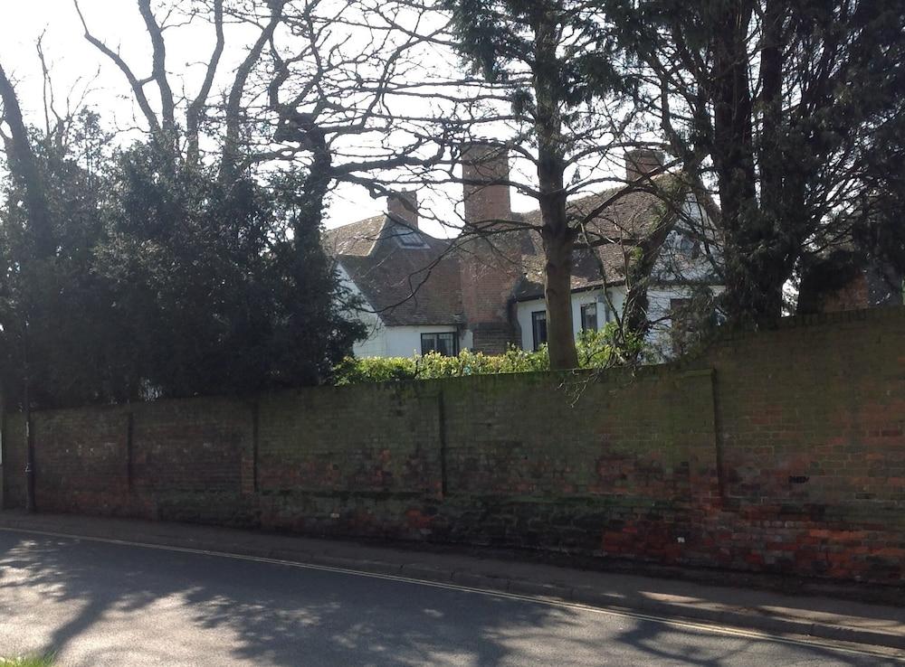 Harlington Manor - Exterior