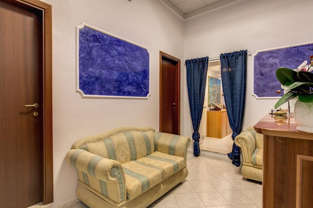 Salandra Roma Suite - Lobby Sitting Area