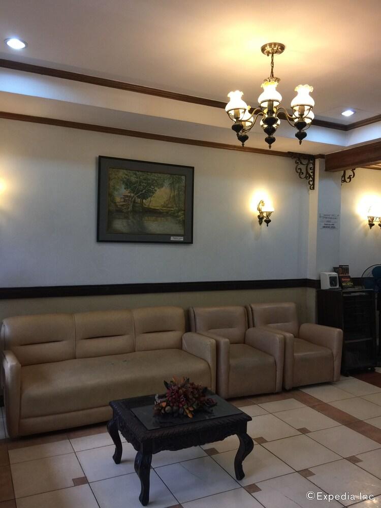 Darunday Manor - Lobby Sitting Area