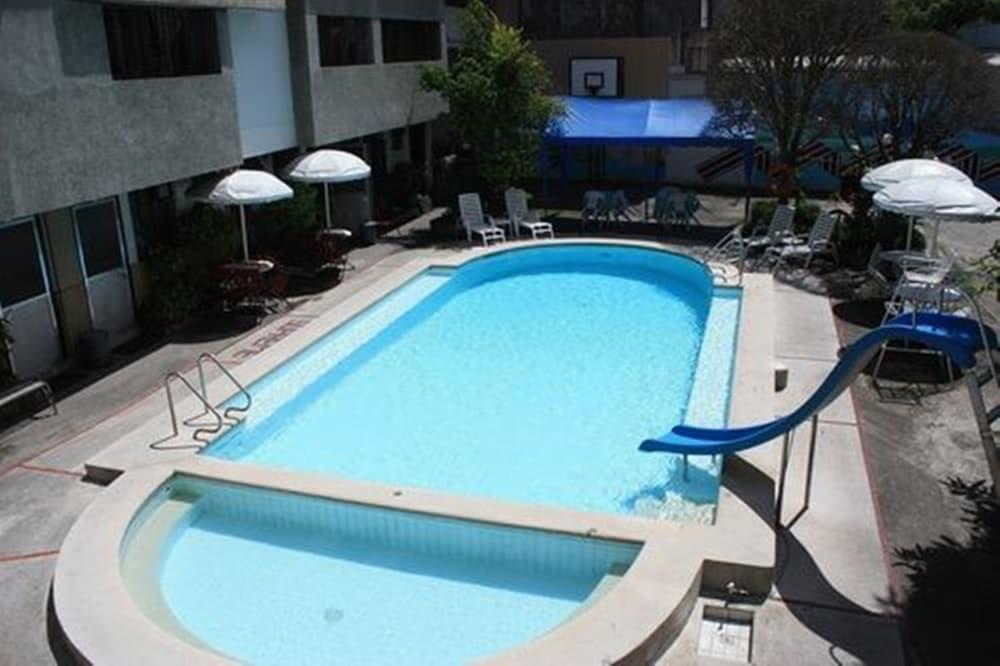 Hotel Supreme Convention Plaza - Outdoor Pool
