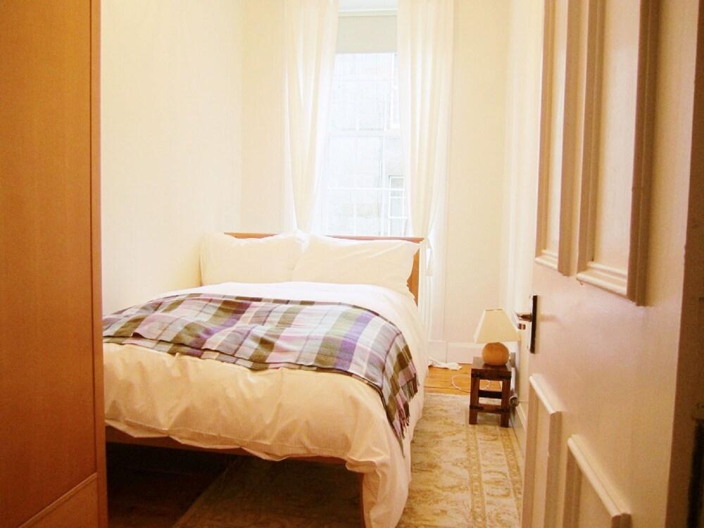 Edinburgh City Retreat Apartments - Room