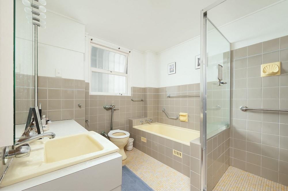Harbour Front Single Level Apartment - Bathroom