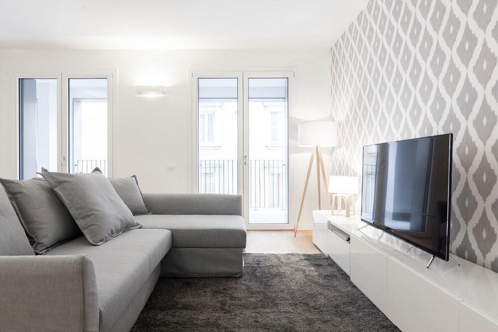 Be Apartments Fara - Living Room