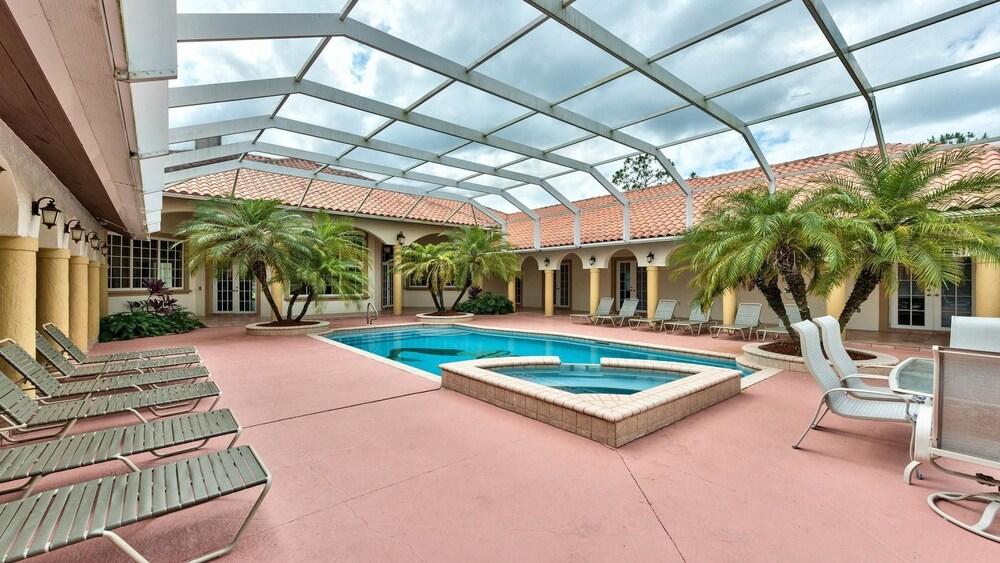 Parisian 3 Bedroom Holiday Home by Naples Florida - Indoor Pool
