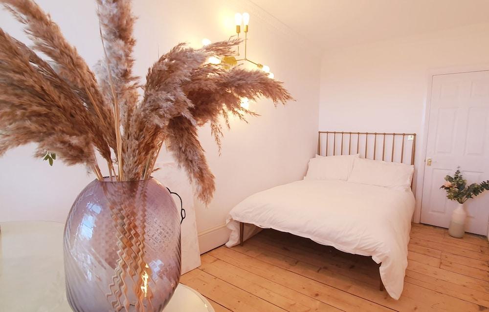 Elegant 5 bed 4 Bath 'vogue House' Parisian Style Home - Room