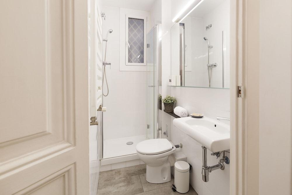 Fira Luxury Nextdoor - Bathroom