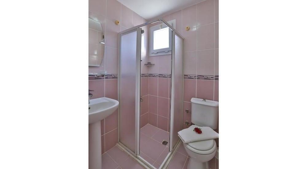 كيراز أوتل - Bathroom