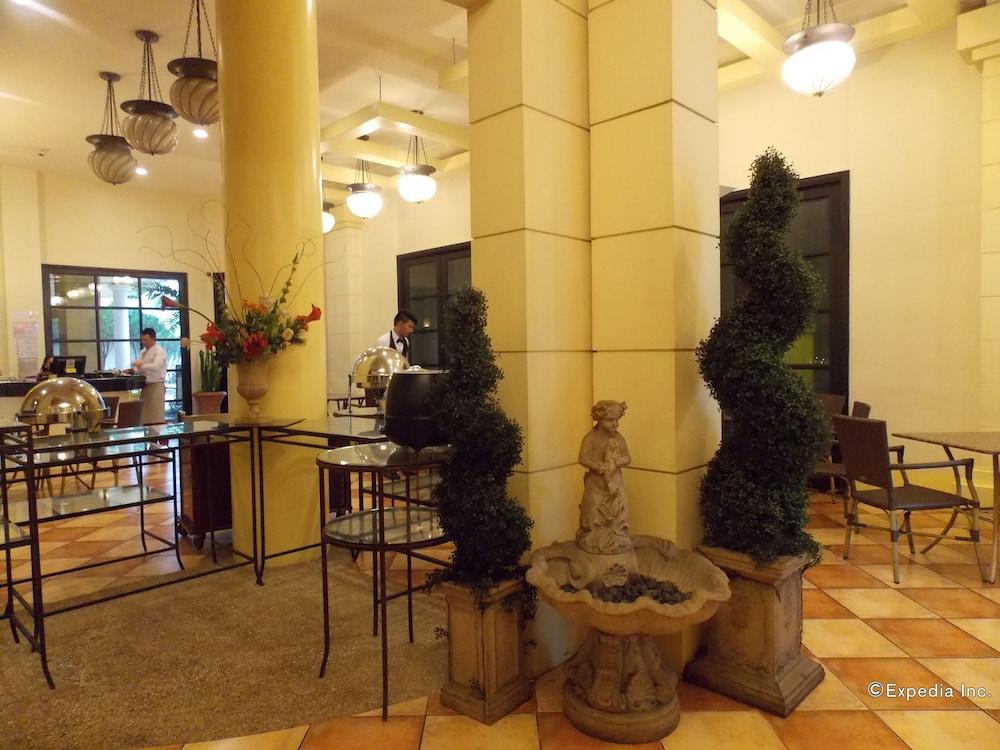 Planta Centro Bacolod Hotel & Residences - Lobby