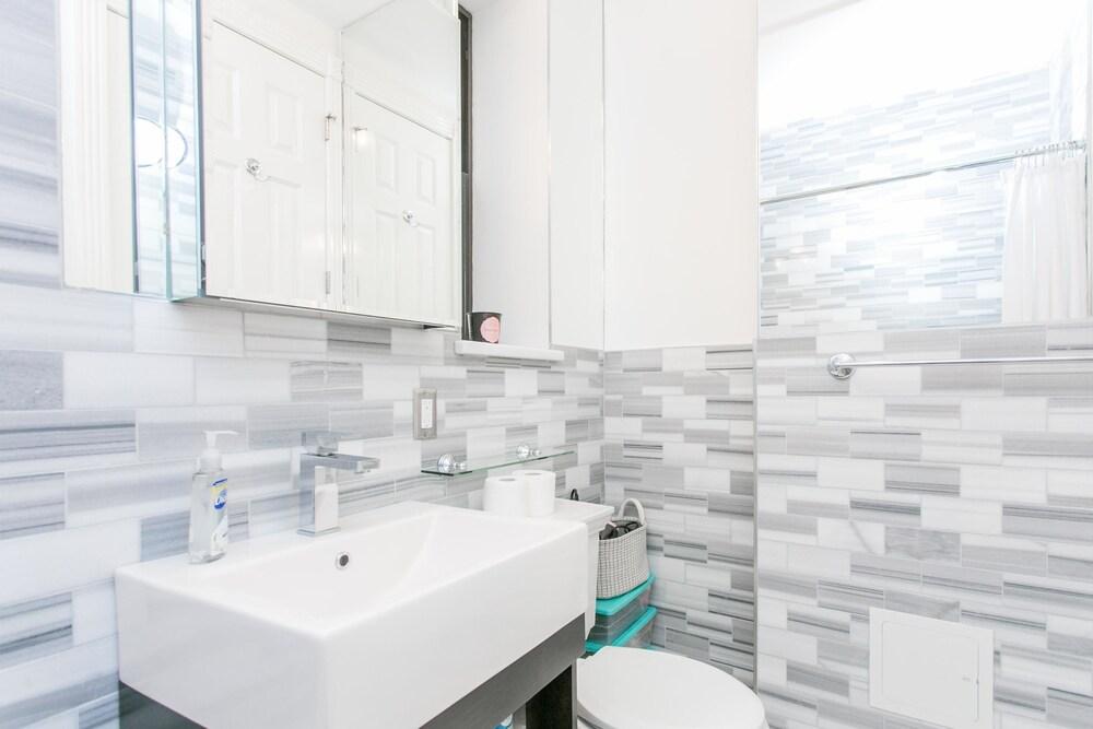 NY056 1 Bedroom Apartment By Senstay - Bathroom Sink