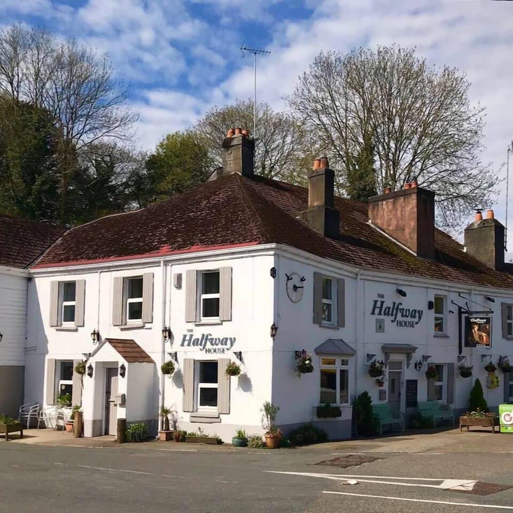 The Halfway House Pub and Kitchen - Featured Image