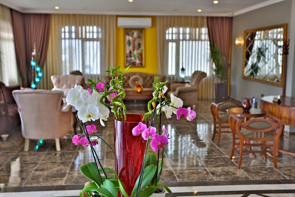 Hotel Garden Silivri - Lobby Sitting Area
