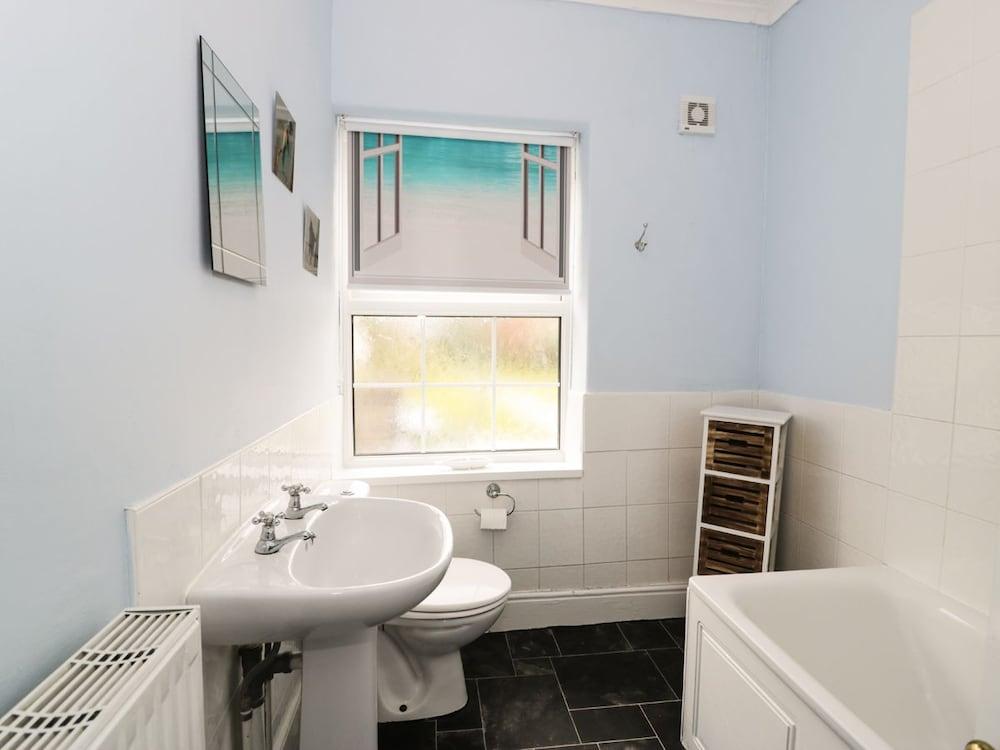 Idris View - Bathroom
