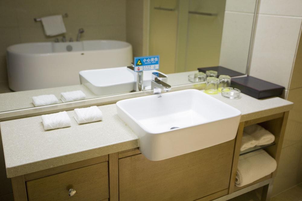 أورومكي فوكيجيروي هوتل - Bathroom Sink