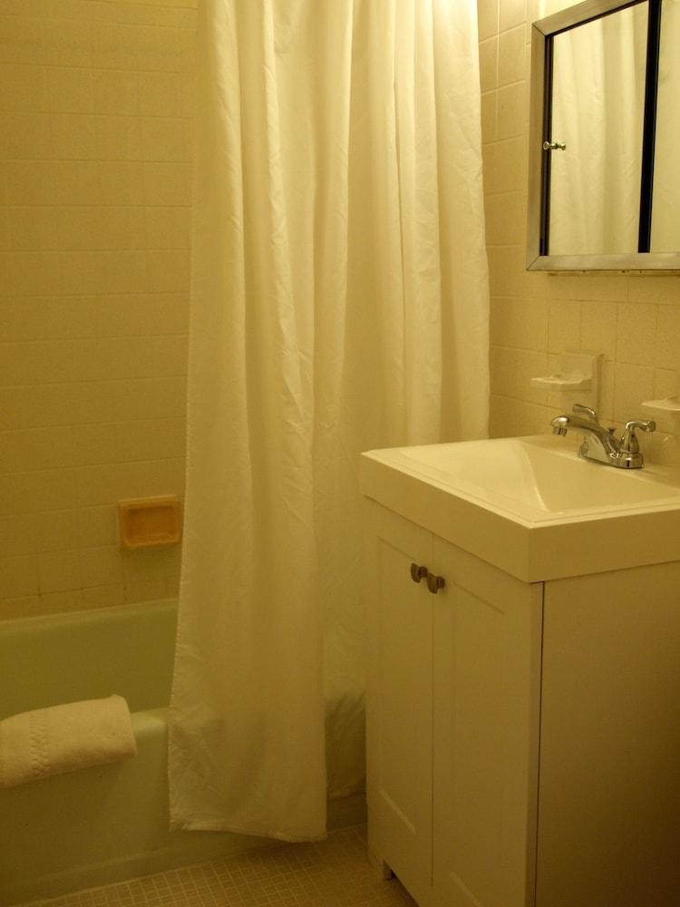 Chelsea West 30th Street - 1BR Apartment - Bathroom