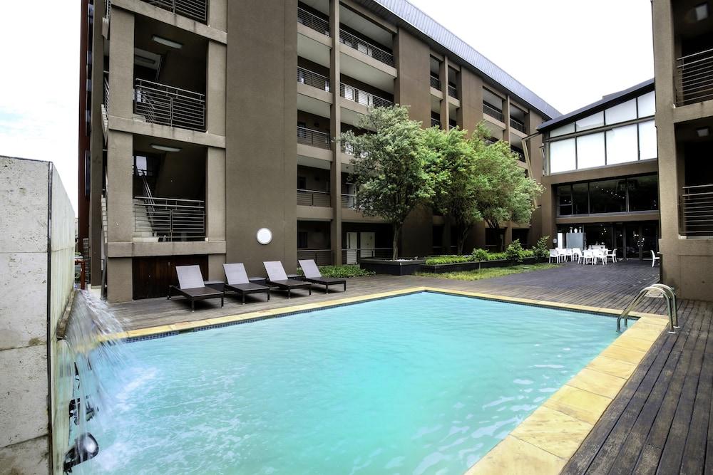 The Nicol Hotel and Apartments - Outdoor Pool