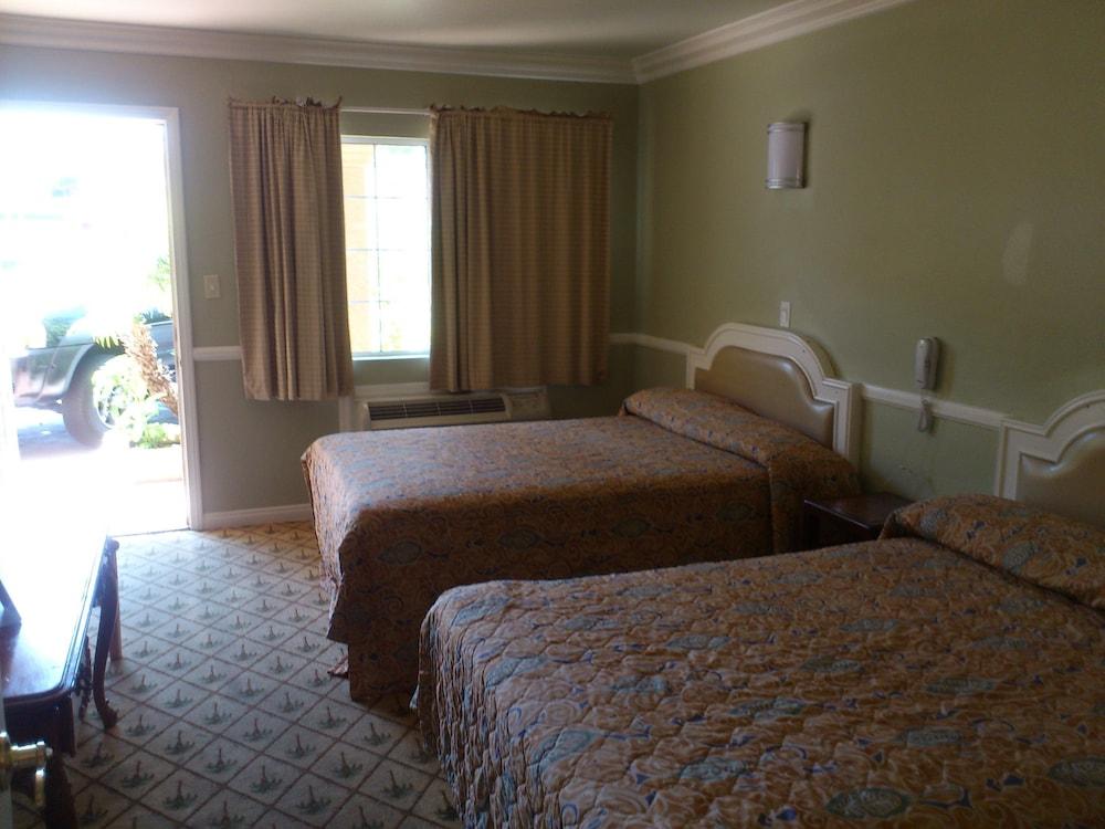 Santa Ana Travel Inn - Room