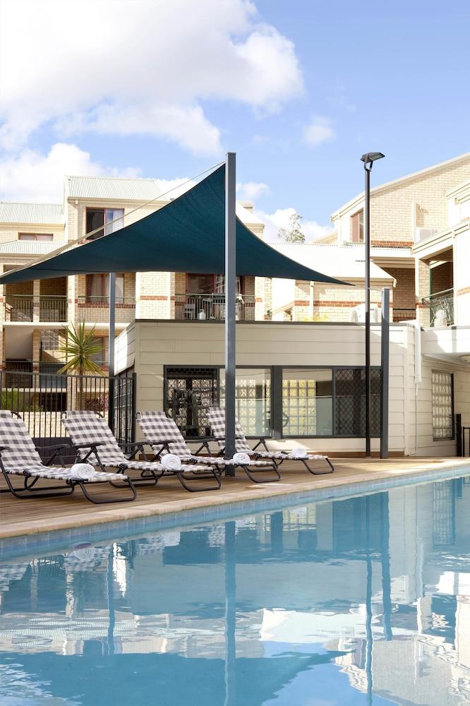 Mont Clare Boutique Apartments - Outdoor Pool